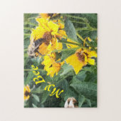 Bumblebee, die een gele bloem bestuift legpuzzel (Verticaal)