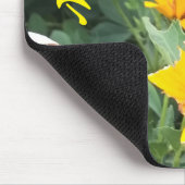 Bumblebee, die een gele bloem bestuift muismat (Hoek)