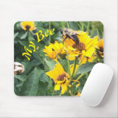 Bumblebee, die een gele bloem bestuift muismat (Met muis)