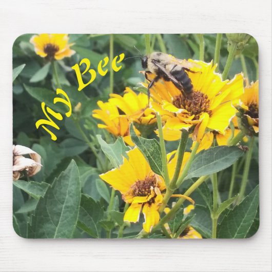 Bumblebee, die een gele bloem bestuift muismat (Voorkant)