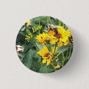Bumblebee, die een gele bloem bestuift ronde button 3,2 cm