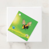 Bumblebee die over de weide vliegt bedankjes labels (In situ)