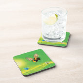 Bumblebee die over de weide vliegt bier onderzetter (Rechterzijde)