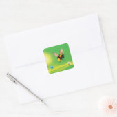 Bumblebee die over de weide vliegt vierkante sticker (Envelop)