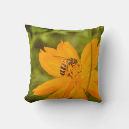 Bumblebee on a Sulfur Cosmos Kussen