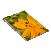 Bumblebee on a Sulfur Cosmos Notitieboek (Rechterzijde)