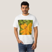 Bumblebee on a Sulfur Cosmos T-shirt (Voorkant volledig)