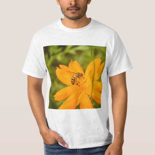 Bumblebee on a Sulfur Cosmos T-shirt (Voorkant)