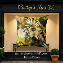 Bumblebee on Wildflower Kussen
