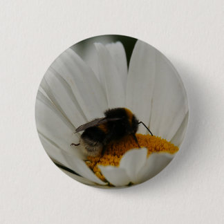 Bumblebee op bloemenbadge ronde button 5,7 cm