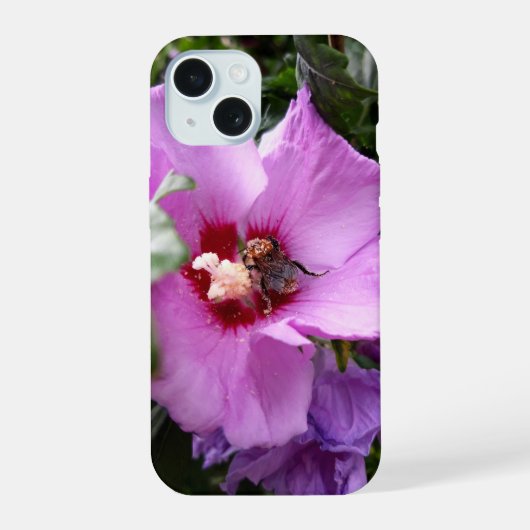 Bumblebee op Hibiscus Flower iPhone 15 Case (Achterkant)