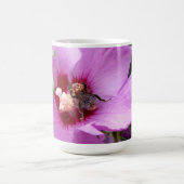 Bumblebee op Hibiscus Flower Magische Mok (Midden)
