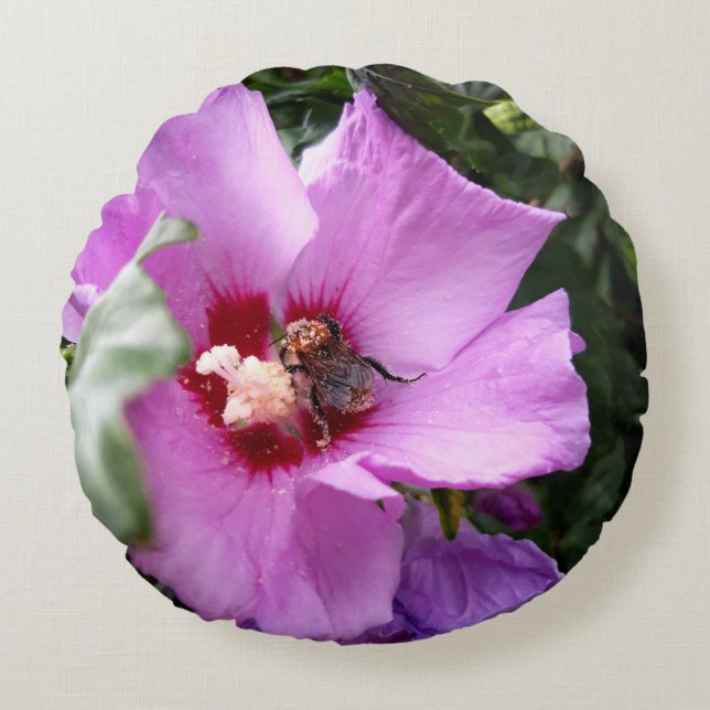 Bumblebee op Hibiscus Flower Rond Kussen (Voorkant)