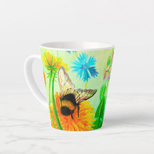 Bumblebee op kleine latte mok met dandelion