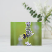 Bumblebee op Lavender Briefkaart (Staand voorkant)