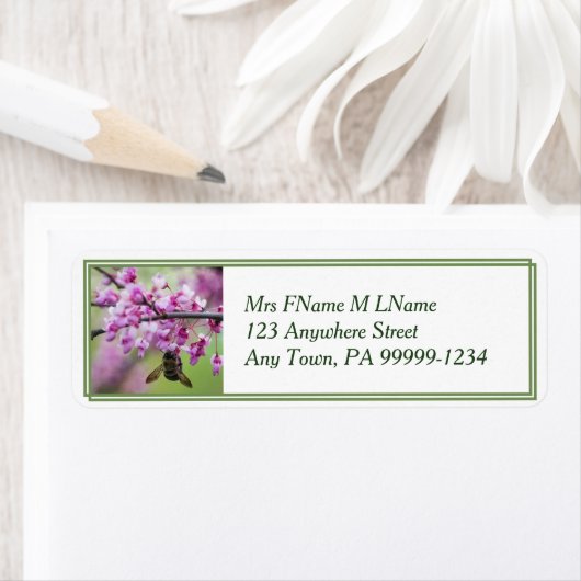 Bumblebee op Redbud Blossom Etiket (Insitu)