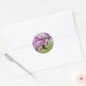 Bumblebee op Redbud Blossom Ronde Sticker (Envelop)