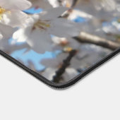 Bumblebee op wilde kersenbloei bureaumat (Hoek)