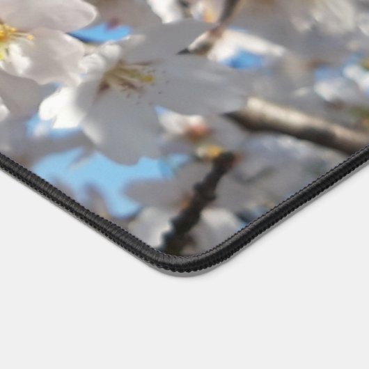 Bumblebee op wilde kersenbloei bureaumat (Hoek)