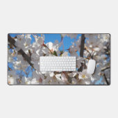 Bumblebee op wilde kersenbloei bureaumat (Keyboard & Muis)