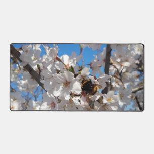 Bumblebee op wilde kersenbloei bureaumat