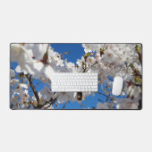 Bumblebee op wilde kersenbloei bureaumat (Keyboard & Muis)