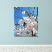 Bumblebee op wilde kersenbloei canvas afdruk (Insitu (Houten vloer))