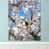 Bumblebee op wilde kersenbloei canvas afdruk (Insitu (Houten vloer))