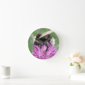 Bumblebei op een hevige wandklok (Huis)