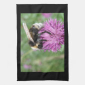 Bumblebei op een Thistle Kitchen Towel Theedoek (Verticaal)