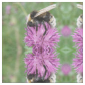 Bumblebei op een Thistle Patterned Craft Fabric Stof (Close Up)