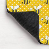 Bumblebei op gele en witte pokadots muismat (Hoek)