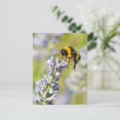 Bumblebei vliegt over een lavendel briefkaart (Staand voorkant)