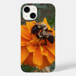 Bumblebijen op marigold Flower Case-Mate iPhone 14 Hoesje