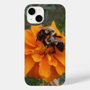 Bumblebijen op marigold Flower Case-Mate iPhone 14 Hoesje