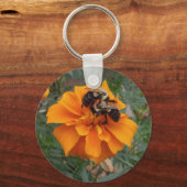 Bumblebijen op marigold Flower Sleutelhanger (Achterkant)