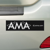 Bumpersticker - DJ Ama halve logo met website (Op auto)