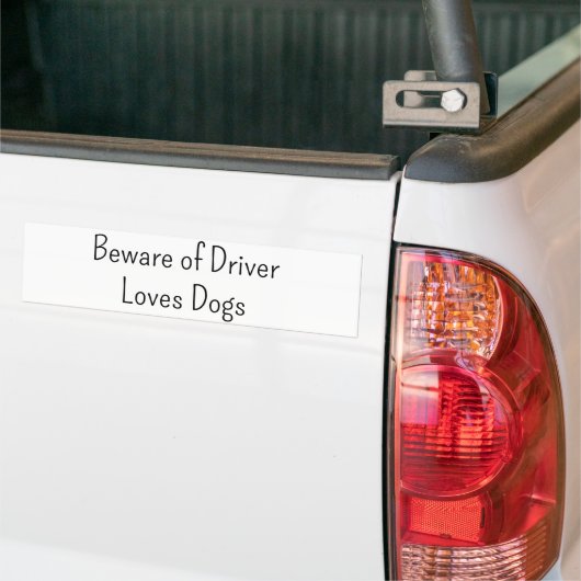 Bumpersticker Pas op voor bestuurder die van honde (Op Truck)