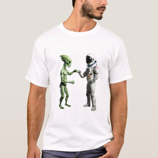 Bumping Fists Astronaut Alien Sci-Fi T-shirt (Voorkant)