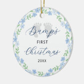 Bump's Eerste Kerstvoetafdrukken Blauwe Vakantie Keramisch Ornament (Links)