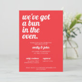 Bun in de oven Modern Minimal Red Baby shower Kaart (Staand voorkant)