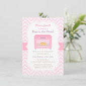 Bun in de oven Roze Baby Shower Uitnodigingen (Staand voorkant)