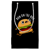 Bun on the run Funny food pun Dark BG Klein Cadeauzakje (Voorkant)