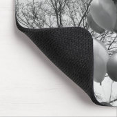 Bunch van ballonnen in de openlucht, lage B&W-hoek Muismat (Hoek)