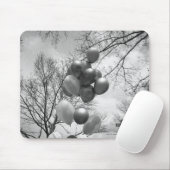 Bunch van ballonnen in de openlucht, lage B&W-hoek Muismat (Met muis)