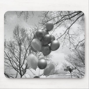 Bunch van ballonnen in de openlucht, lage B&W-hoek Muismat