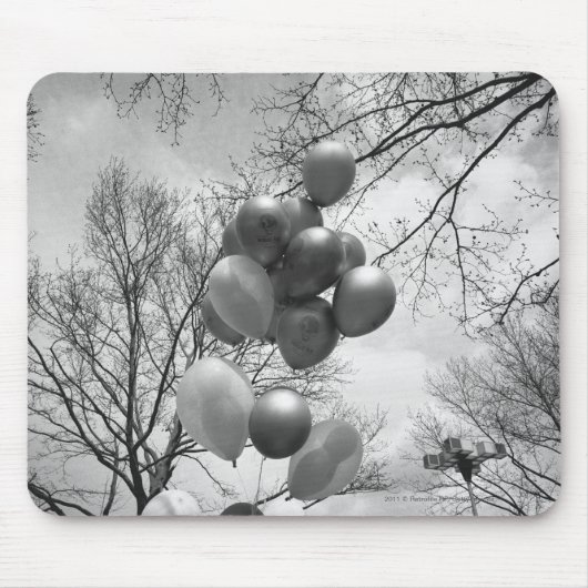 Bunch van ballonnen in de openlucht, lage B&W-hoek Muismat (Voorkant)
