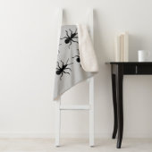 Bunch van Creepy Crawly Black Ants op Grey Sherpa Deken (In situ)