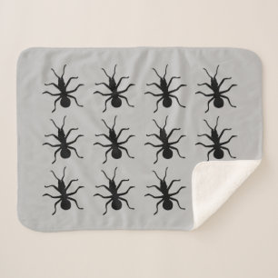 Bunch van Creepy Crawly Black Ants op Grey Sherpa Deken