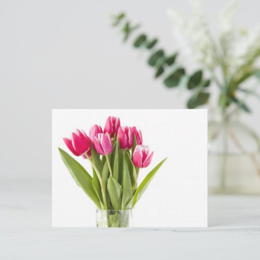 Bunch van rode en witte tulpen in glasvaas briefkaart (Staand voorkant)